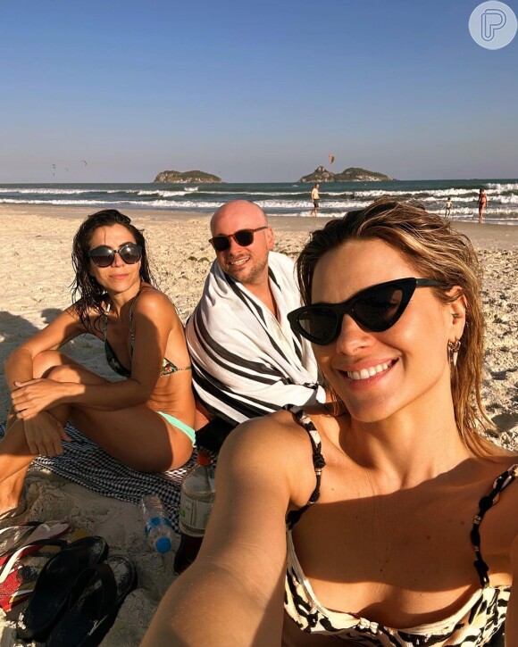 Carolina Dieckmann curtiu dia de praia ao lado dos amigos Leo Fuchs e Mari Leoni