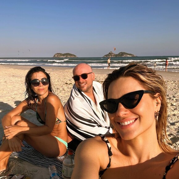 Carolina Dieckmann curtiu dia de praia ao lado dos amigos Leo Fuchs e Mari Leoni