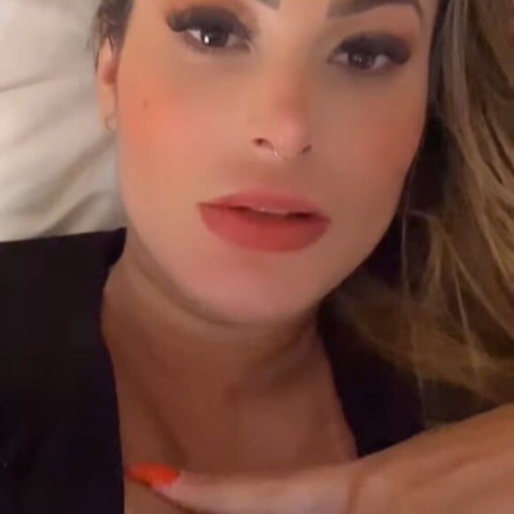 Andressa Urach mostrou o local onde ganhou um chupão de Neymar