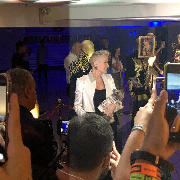 'Xuxa já foi a maior estrela da TV. Agora muitos estão se perguntando se uma mulher branca, magra e loira era o ídolo certo para um país tão diverso', diz a matéria