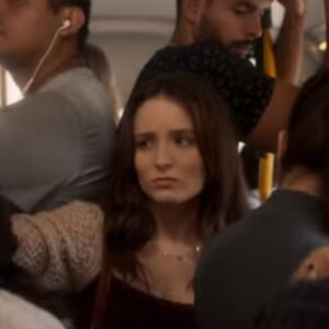 Larissa Manoela surgiu andando de ônibus em meio a polêmicas com os pais. Cena faz parte do filme 'Tá Escrito!'