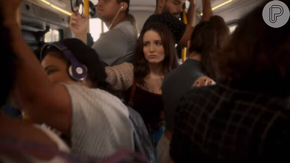 Larissa Manoela surgiu andando de ônibus em meio a polêmicas com os pais. Cena faz parte do filme 'Tá Escrito!'