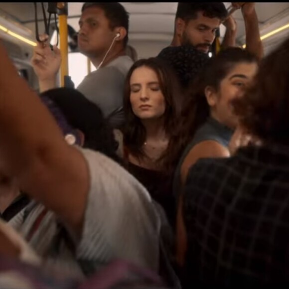 Larissa Manoela é Alice, uma jovem tímida que rompe a relação com o namorado, papel de André Luiz Frambach, noivo da atriz na vida real