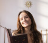 Larissa Manoela ganha um livro mágico no filme 'Tá Escrito!', que chega aos cinemas em novembro de 2023