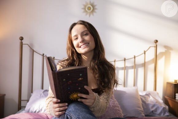 Larissa Manoela ganha um livro mágico no filme 'Tá Escrito!', que chega aos cinemas em novembro de 2023