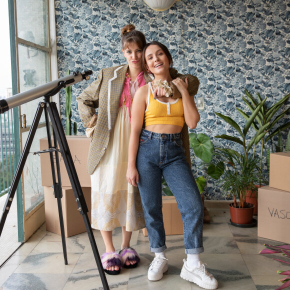 Larissa Manoela é filha de uma mãe obscecada por organização no filme 'Tá Escrito!'; na foto, atriz posa com Karine Teles