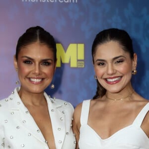 Paloma Bernardi e Jéssika Alves posaram para foto na pré-estreia do filme 'TPM!'