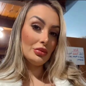 Andressa Urach voltou a marcar presença em uma casa de prostituição em junho