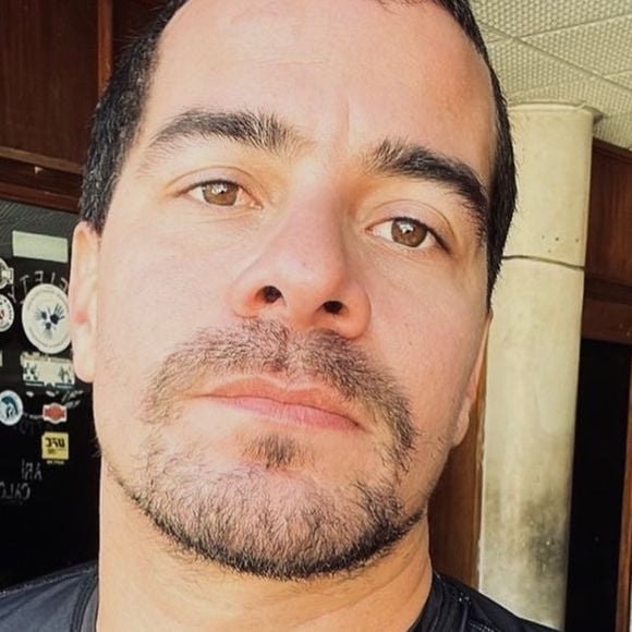 Thiago Martins corta a cabeça em acidente de trabalho e é socorrido por médicos