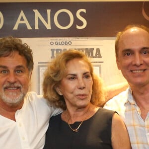 Marcos Frota, Arlete Salles e o filho dela Alexandre Barbalho se reuniram para foto em dia de teatro