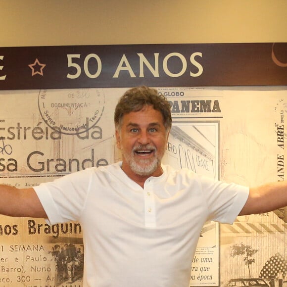 Tonho da Lua da novela 'Mulheres de Areia', Marcos Frota escolheu um look despojado com jeans destroyed para noite de teatro