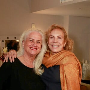 Arlete Salles foi ao camarim tietar Vera Holtz na peça 'F(r)icções' no teatro Casa Grande no Leblon em 24 de agosto de 2023