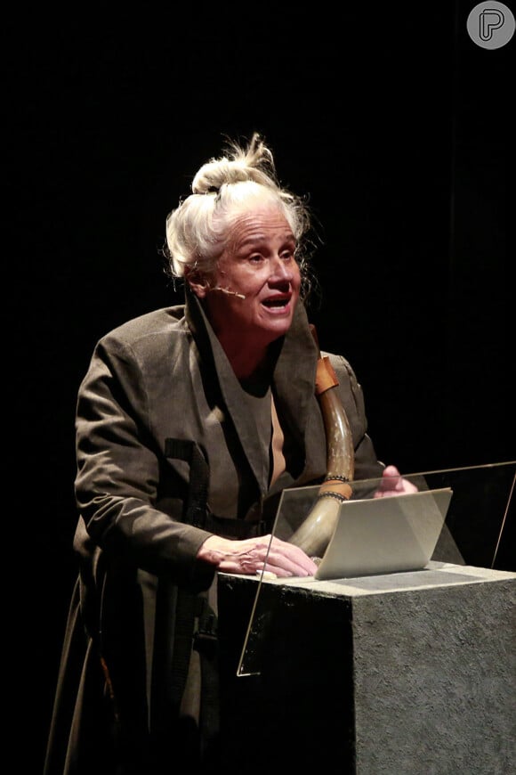 Vera Holtz protagoniza o monólogo 'F(r)icções' no teatro Casa Grande no Leblon