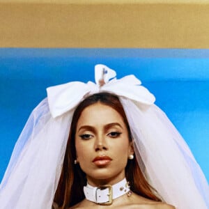 Anitta aparece vestida de noiva em 'Used to Be'