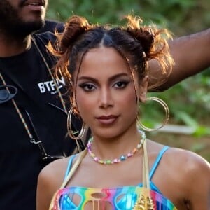 Anitta disparou uma série de xingamentos e se recusou a responder à pergunta de um fã, que segundo ela, estava cobrando por mais divulgação no novo projeto internacional