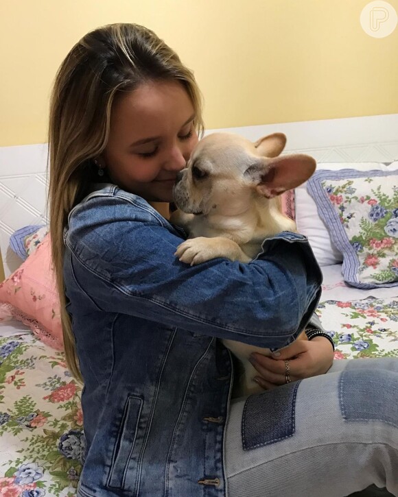 Larissa Manoela deixou um cachorro com os pais pois Gilberto é apegado a ele