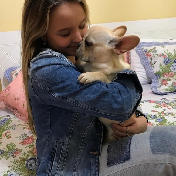 Larissa Manoela deixou um cachorro com os pais pois Gilberto é apegado a ele