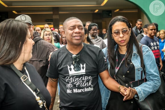 Mauro Gargia, irmão de MC Marcinho, estava bastante abalado no velório do funkeiro