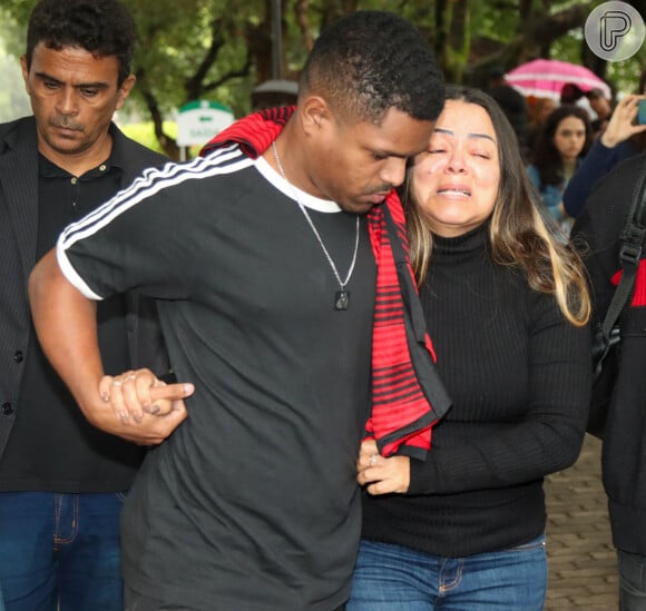 MC Cacau, ex-mulher de MC Marcinho, também chorou bastante em velório