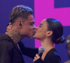 Imagens românticas de MC Cabelinho e Bella Campos foram passadas no telão do show do cantor