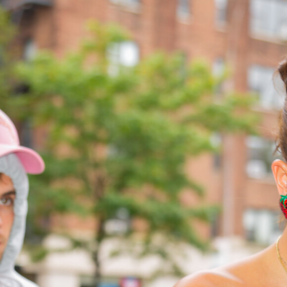 Justin Bieber é criticado pela web ao aparecer de moletom, crocs e capuz ao lado de Hailey