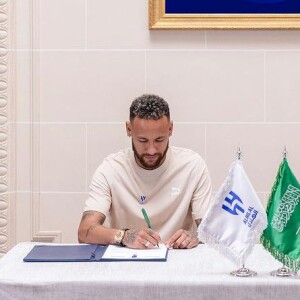 Neymar ainda não havia jogado nenhuma partida pelo Al-Hilal pois estava se recuperando de duas lesões na coxa