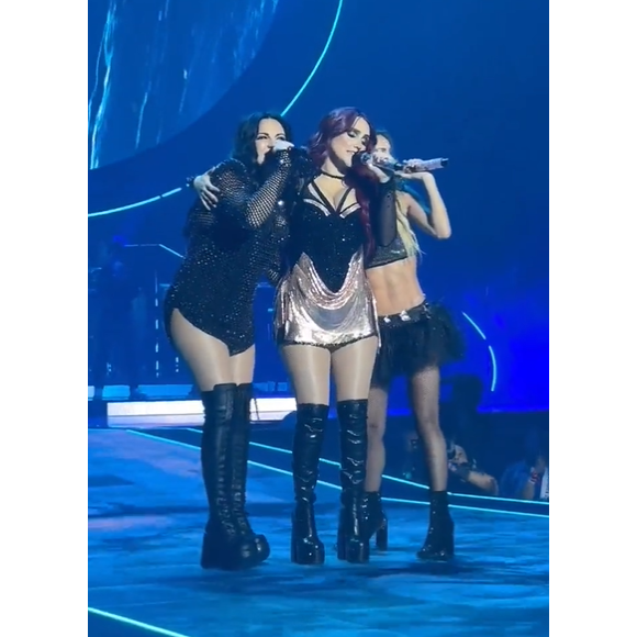 Anahí, Dulce Maria e Maite Perroni são as estrelas da banda RBD, afinal, o público quer mais ver elas. Todavia, muito holofotes atrai maldade.