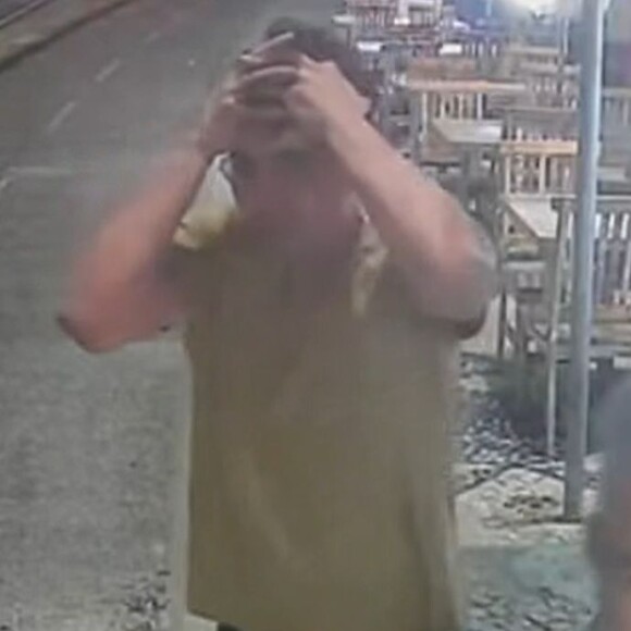 Após o atropelamento de Kayky Brito, Bruno De Luca se vira para o outro lado, ainda com as mãos na cabeça