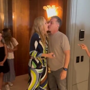 Luciano Huck e Angélica trocaram beijo na festa de 53 anos do apresentador