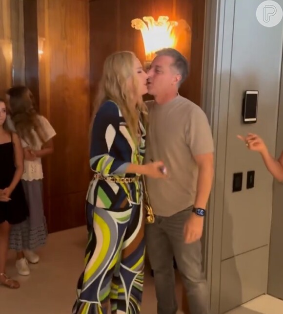 Luciano Huck e Angélica trocaram beijo na festa de 53 anos do apresentador