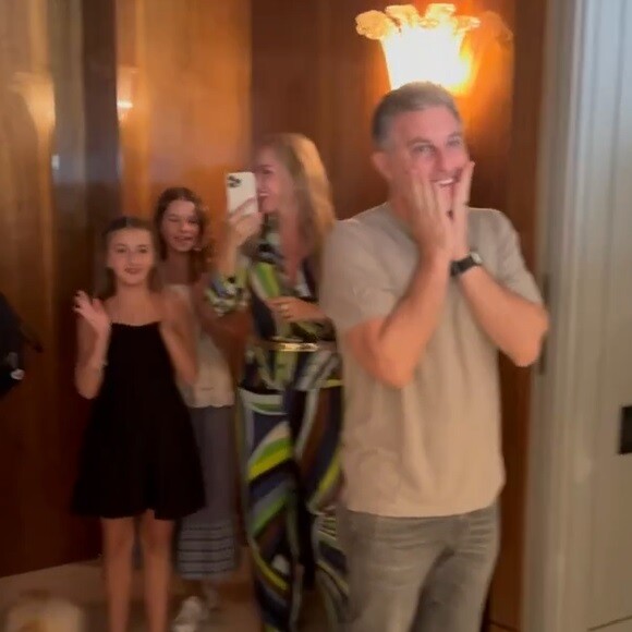Luciano Huck se surpreendeu ao ganhar festa de 53 anos da mulher, Angélica, em São Paulo