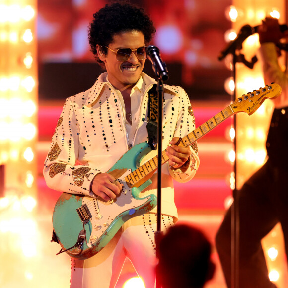 Bruno Mars foi visto com Rita Ora pouco tempos após o término, o que levou Chanel Malvar a fazer um longo texto de desabafo