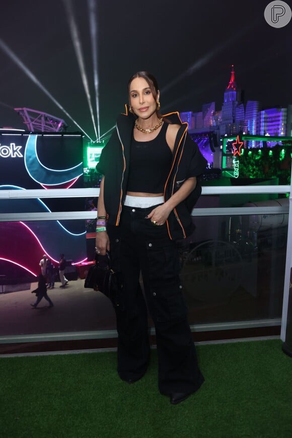 Look preto com lingerie à mostra foi escolha de Carol Marra no The Town