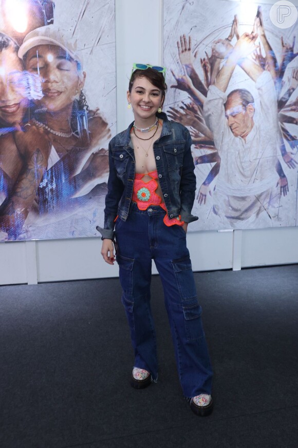 Jeans cargo foi usado por Klara Castanho em look com crochê