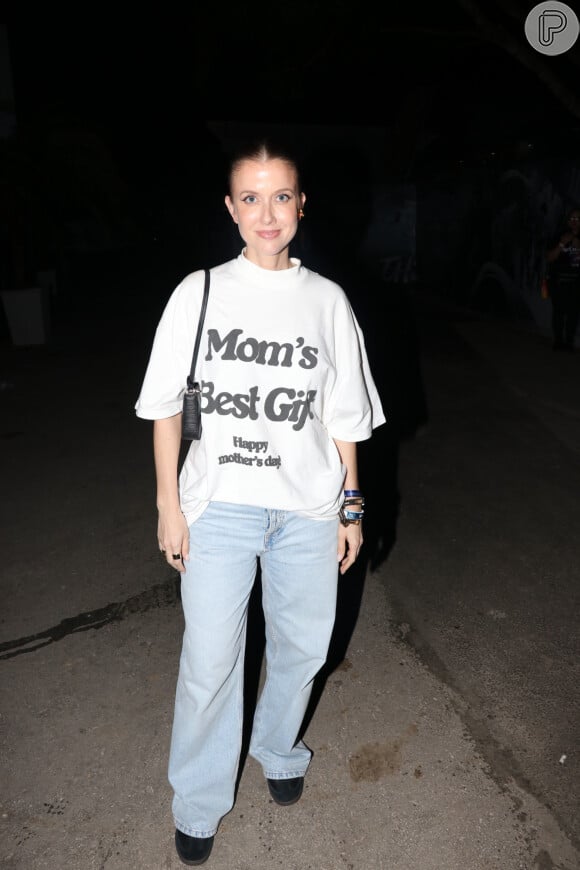 Look com conforto: Gabriela Prioli combinou calça mom jeans com blusa divertida com a frase Melhor Presente da Mamãe