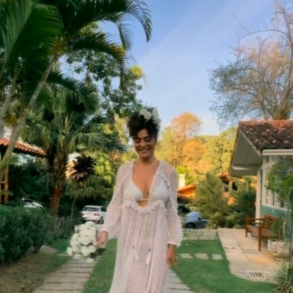 Juliana Paes e o marido, Carlos Eduardo Baptista, realizaram cerimônia de renovação de votos de casamento improvisada no último fim de semana