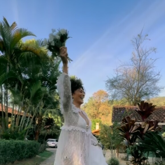 Amigos de Juliana Paes e Carlos Eduardo Baptista realizaram cerimônia de renovação de votos de casamento improvisada para o casal em sítio alugado para o feriado