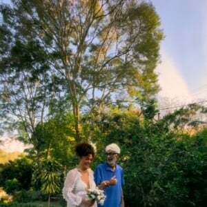 Juliana Paes sobe o altar da cerimônia de renovação de votos de casamento com Carlos Eduardo Baptista com seu pai, que está doente, e se emociona