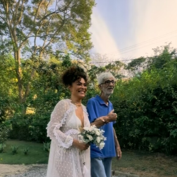 Juliana Paes e amigos descobrem capela em sítio alugado para o feriado e realizam cerimônia de renovação de votos do casamento de 15 anos da atriz com o empresário Carlos Eduardo Baptista