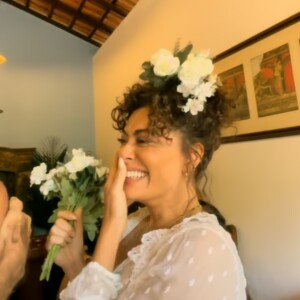 Juliana Paes realiza cerimônia de renovação de votos de casamento com look composto por vestido transparente e biquíni branco