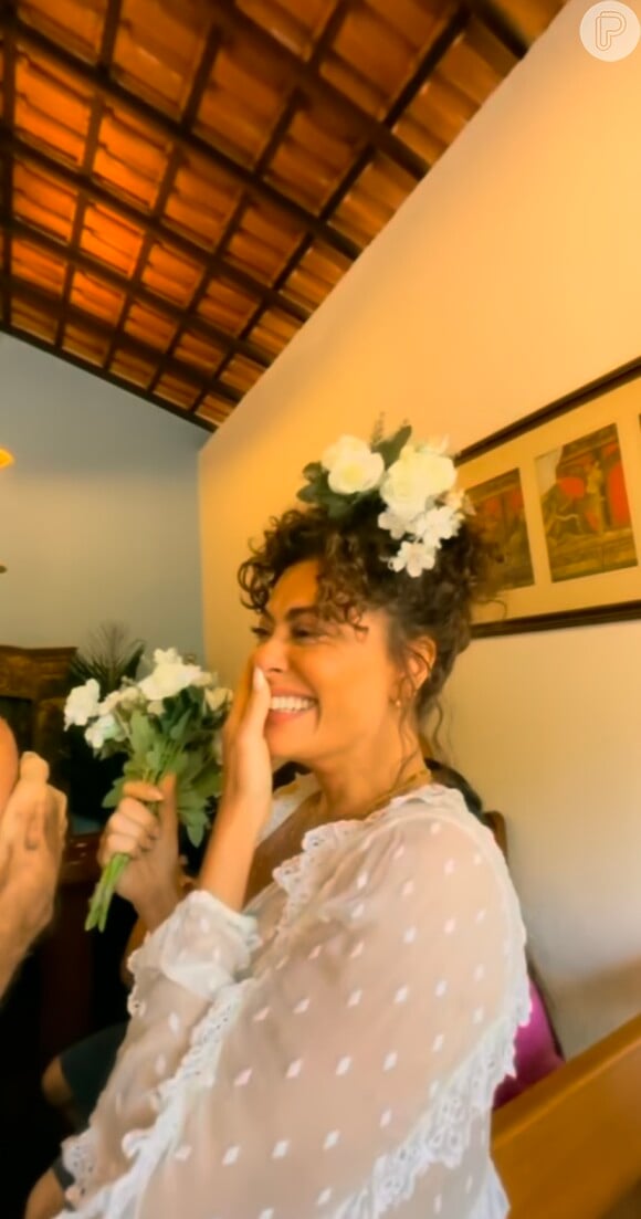 Juliana Paes realiza cerimônia de renovação de votos de casamento com look composto por vestido transparente e biquíni branco