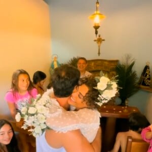 Web aponta falta de respeito em Juliana Paes por entrar em capela usando look transparente