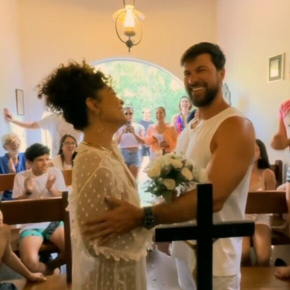 Internautas criticam Juliana Paes por look na cerimônia de renovação de votos do casamento com Carlos Eduardo Baptista: 'Entrar na casa de Deus com uma vestimenta dessas'
