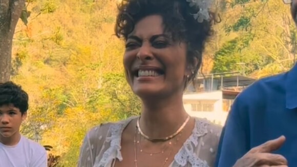 Juliana Paes renova votos de casamento de biquíni e look transparente em capela e recebe críticas: 'Fim dos tempos'