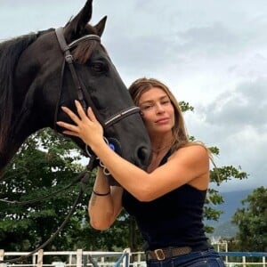 Grazi Massafera mostra look de época nos bastidores de 'Dona Beja'