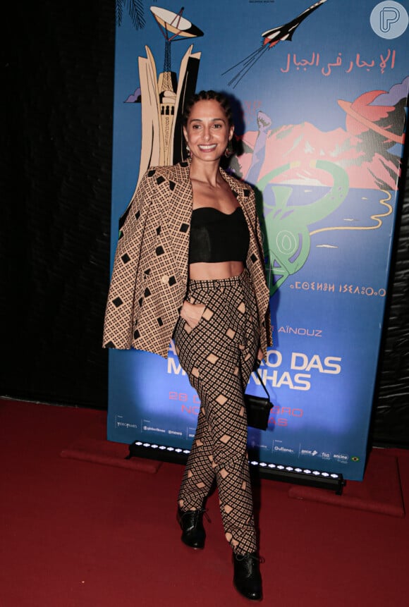 Camila Pitanga também passou pelo tapete vermelho da pré-estreia do documentário 'Marinheiro das Montanhas'