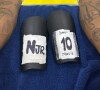 Neymar colocou o nome de Davi e Mavie em uma caneleira