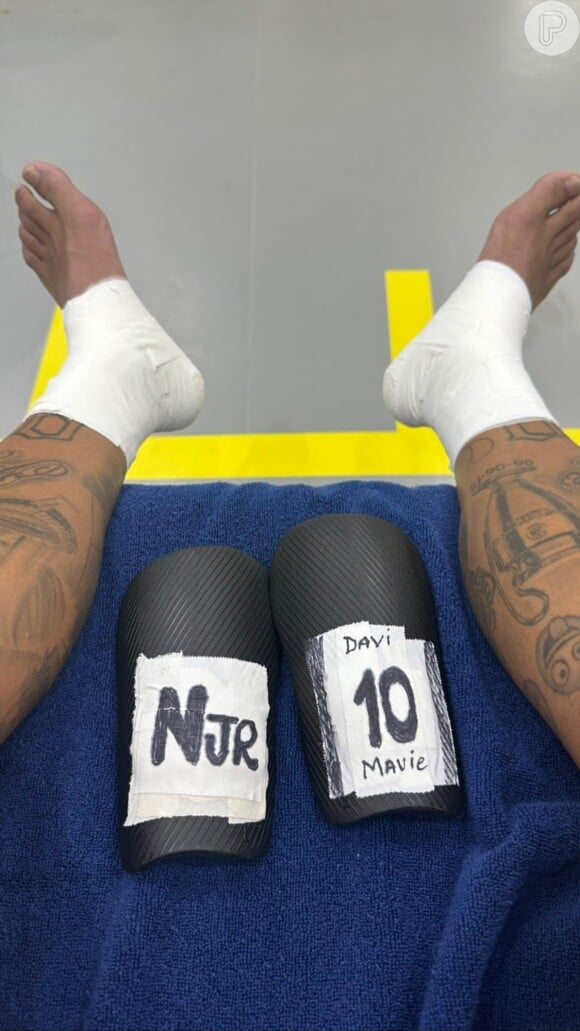 Neymar colocou o nome de Davi e Mavie em uma caneleira