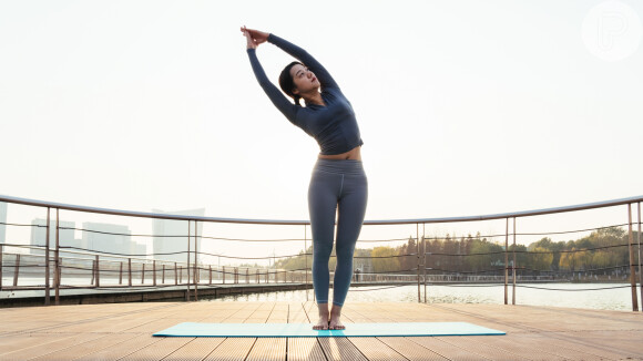 A flexibilidade é uma das vantagens comuns à prática de pilates e yoga