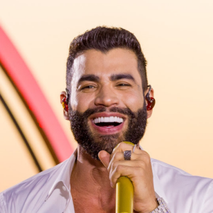 Gusttavo Lima foi criticado por agarrar parte íntima de cantor sertanejo